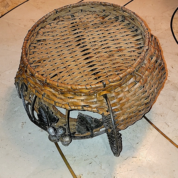 WICKER TEA POT BASKET WITH METAL FRAME, HANDLE & GRAPES - Picture 9 of 9